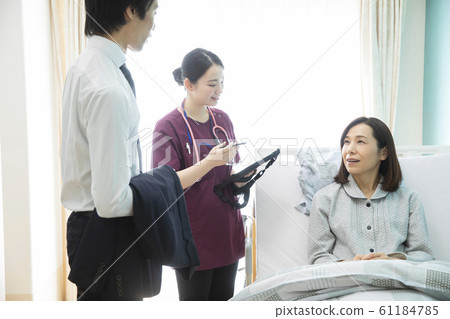業務工作護士醫生醫生女人男對夫婦參觀醫院醫院病房父母和孩子 61184785