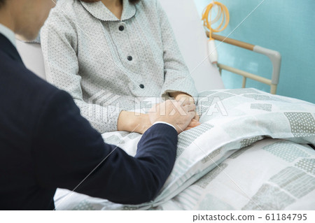 Women, men, couples, visits, hospitals, hospital rooms, parents and children 61184795