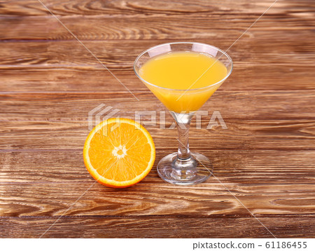 Glass of freshly pressed orange juice with sliced 61186455