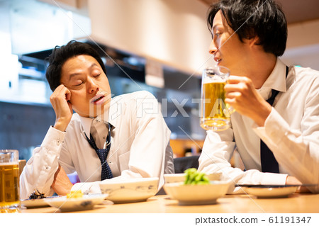 Businessman izakaya get drunk drunk beer 61191347