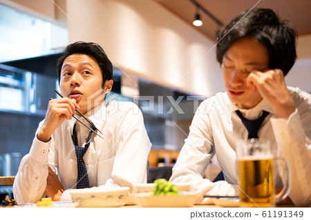 Businessman izakaya get drunk drunk beer 61191349
