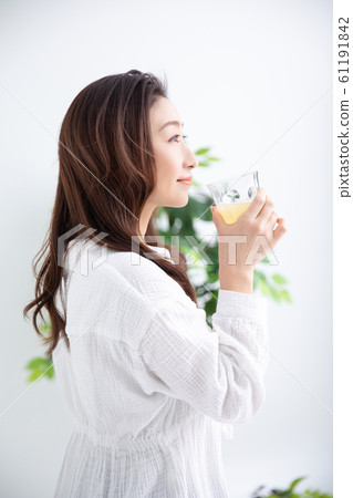 一個女人喝果汁 61191842