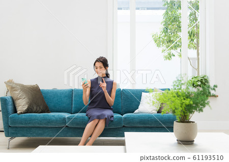 智能手機的女人 61193510