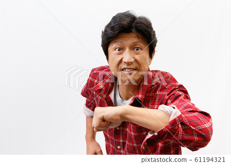 一名中年男子拼命奔跑 一名中年男子拼命奔跑 61194321