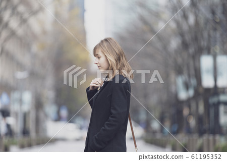 走在日本東京的商業區 61195352