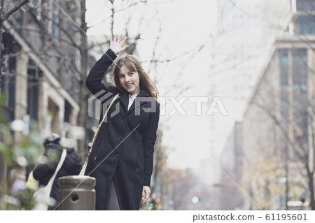 在城市開會的婦女 61195601
