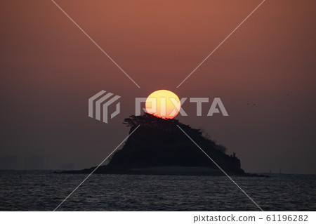 Rising Sunrise on the West Sea Rising Sunrise on the West Sea 61196282