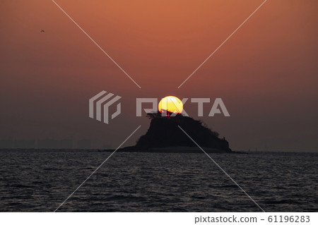 Rising Sunrise on the West Sea Rising Sunrise on the West Sea 61196283