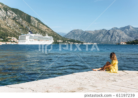 Girl looks at the ship Girl looks at the ship 61197239