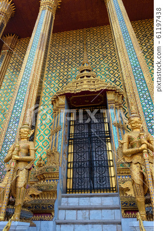 Two gilded sculptures of warriors 61197438