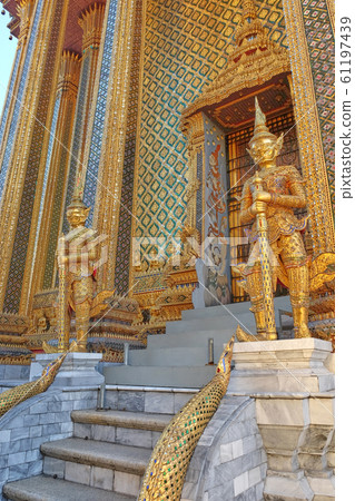 Two gilded sculptures of warriors 61197439
