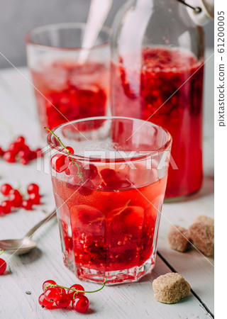 Infused water with red currant and sugar Infused water with red currant and sugar 61200005
