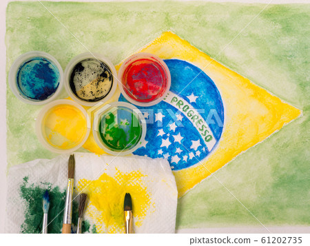 Paints lids,brushes and and stained fabric on the Paints lids,brushes and and stained fabric on the 61202735