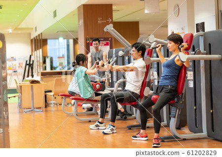體育館夫婦肌肉訓練 61202829