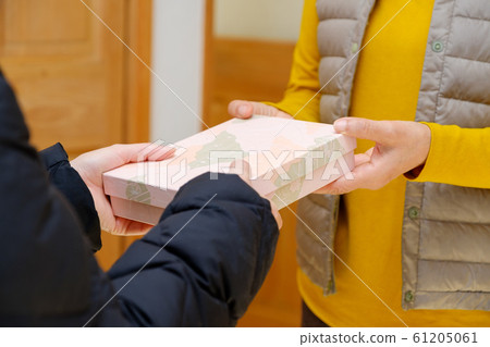 Souvenirs, gifts, presents, handing, homecoming 61205061