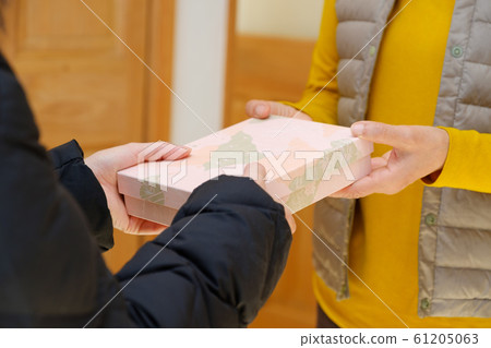 Souvenirs, gifts, presents, handing, homecoming 61205063