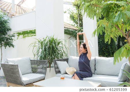 一個女人獨自旅行的形象 61205399