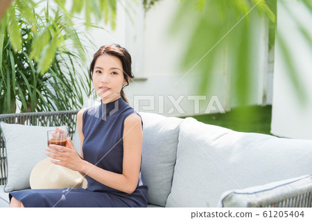 Image of traveling alone by a woman 61205404
