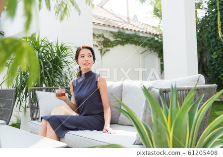Image of traveling alone by a woman 61205408