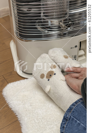 [Oil stove warms up] 61205532