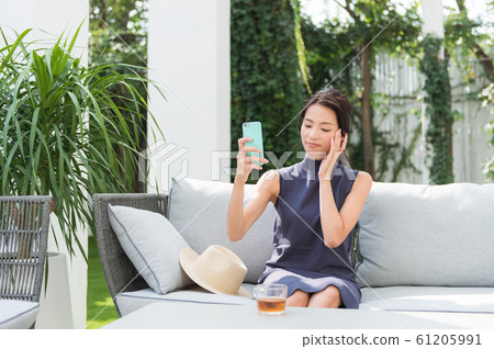 操作智能手機的婦女 61205991