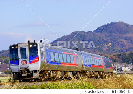 Limited express Uzushio N2000 series that is being replaced with the 2700 series Limited express Uzushio N2000 series that is being replaced with the 2700 series 61206068