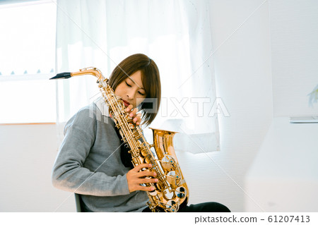 Saxophonist practice 61207413
