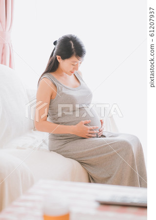 pregnant, pregnant woman, last month of pregnancy 61207937