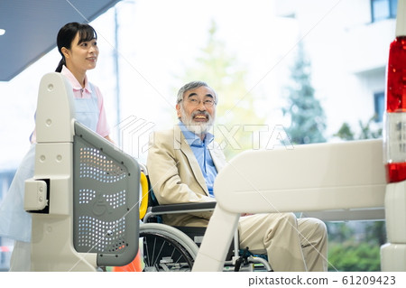 老人和照顧者護理車福利車 61209423