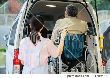 老人和照顧者護理車福利車 老人和照顧者護理車福利車 61209435