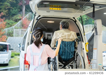 老人和照顧者護理車福利車 61209436