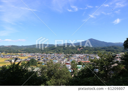 從夜空森林綠色地區的弘美山景 61209807