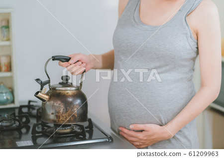 懷孕 孕婦 燒水用的水壺 61209963