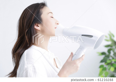 一個女人用吹風機 一個女人用吹風機 61210288