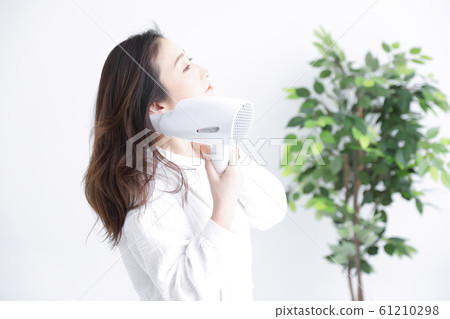 一個女人用吹風機 一個女人用吹風機 61210298
