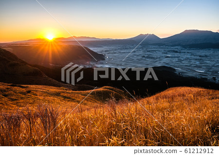 Dawn of Aso and Taikanmine Dawn of Aso and Taikanmine 61212912