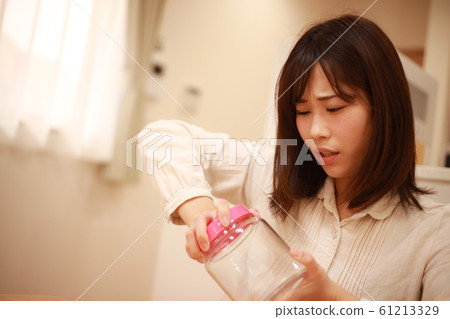 女人打開瓶蓋 女人打開瓶蓋 61213329