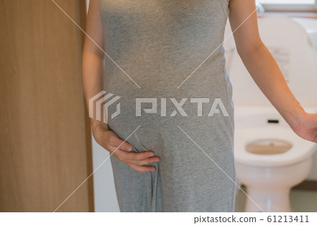 懷孕 孕婦 衛生間 61213411
