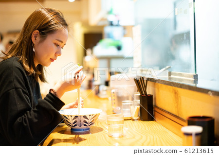 拉麵女人吃午餐 61213615