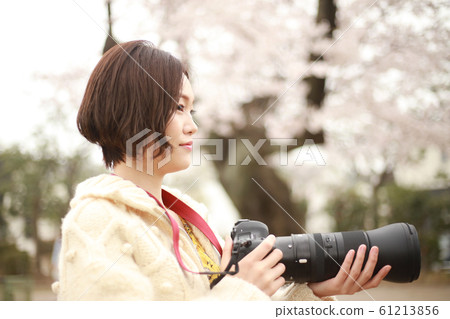一個女人拍一張照片 一個女人拍一張照片 61213856