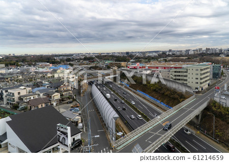 神奈川縣大和隧道附近擁擠的東名高速公路 61214659