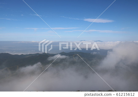 夏天從福島縣萬代山頂峰看的豬苗代湖 夏天從福島縣萬代山頂峰看的豬苗代湖 61215612