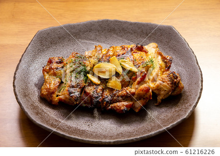 大蒜雞肉牛排和大蒜烤的雞。 大蒜雞肉牛排和大蒜烤的雞。 61216226