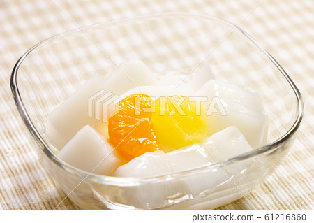 杏仁豆腐。包含水果（橘子和菠蘿）。 61216860
