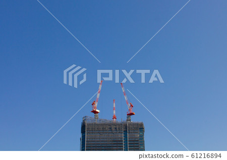 房屋建築施工和藍藍的天空 房屋建築施工和藍藍的天空 61216894