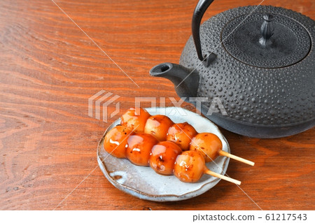 Attention) Small trash may remain on the wooden board or cloth. Image of mitarashi dumpling. 61217543