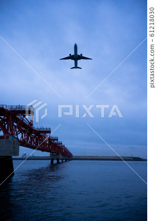 飛機在多雲的天空中起飛 61218030