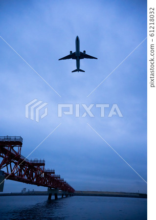 飛機在多雲的天空中起飛 61218032