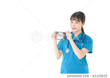 Young nurse smiling with echo image of pregnant woman 61220035