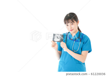 微笑與孕婦的迴聲圖像的年輕護士 微笑與孕婦的迴聲圖像的年輕護士 61220036